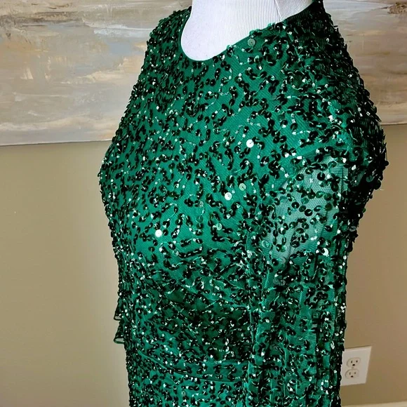 NWT Mac Duggal stunning emerald green sequined gown with ruffle sleeves